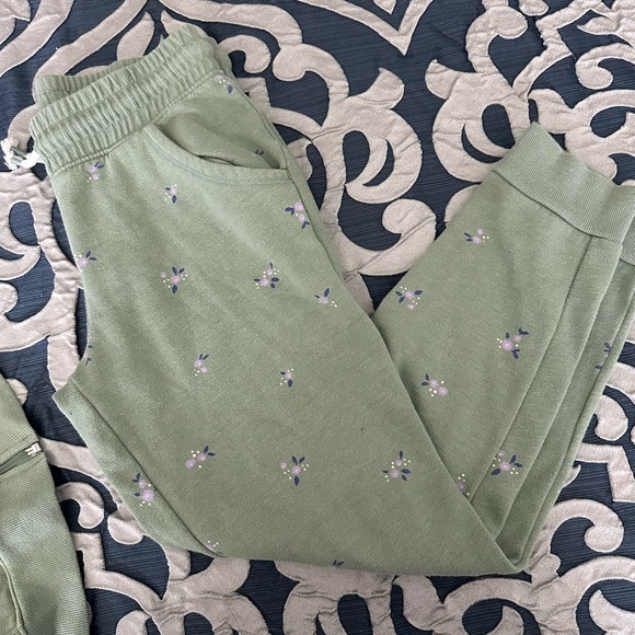 Girls cat and jack fleece outfit. Sweater and joggers - Picture 3 of 3